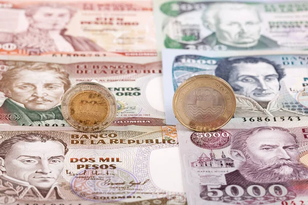 Монеты Колумбийского Песо Фоне Банкнот — стоковое фото