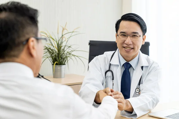 Portrait Eines Jungen Erwachsenen Patienten Mit Kreditkarte Mit Untersuchungsraum Hintergrund — Stockfoto