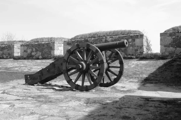古い軍用大砲は車輪に取り付けられ 海の要塞Suomenlinna ヘルシンキの基地に表示されます モノクロ処理 — ストック写真