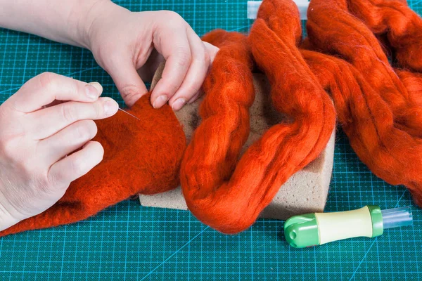 Master Class Repair Fleece Glove Using Needle Felting Process Ίνες — Φωτογραφία Αρχείου