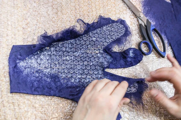 Oficina Mão Fazendo Velo Luvas Carneiro Merino Azul Usando Processo — Fotografia de Stock