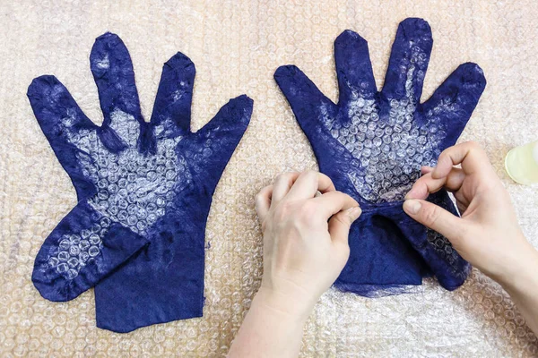 フリース手袋ウェット フェルトのプロセス 職人フォーム切削パターンと手袋の指を使用して青のメリノの羊毛から手作りのワーク ショップ — ストック写真