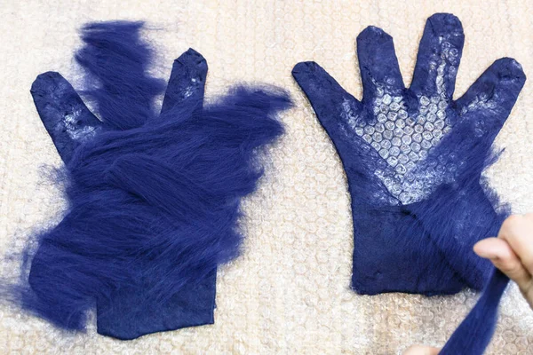 手工作坊 用蓝色美利奴羊毛作羊毛手套 采用湿法毛毡工艺 工匠在手套上铺第二层纤维 — 图库照片