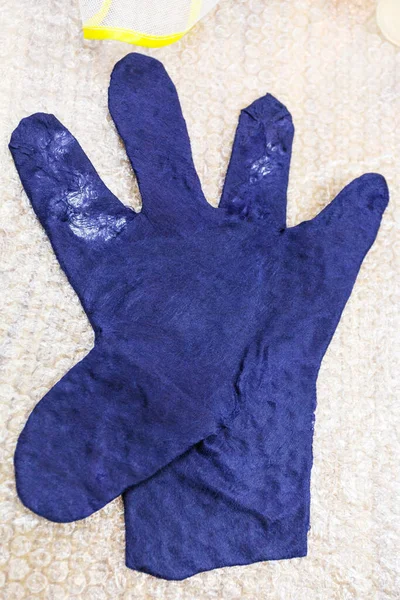 用湿毛毡工艺用蓝色梅里诺羊毛羊毛羊毛羊毛手套的车间 湿毛毡前的毛毡手套 — 图库照片