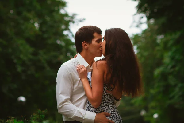 Belo Jovem Casal Fundo Natureza — Fotografia de Stock