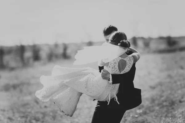 Μαύρο Άσπρο Φωτογραφία Ένα Ζευγάρι Της Νύφης Και Του Γαμπρού — Φωτογραφία Αρχείου