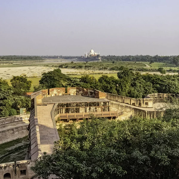 Θέα Από Οχυρό Άγκρα Κόκκινο Παράθυρο Πεδία Και Taj Mahal — Φωτογραφία Αρχείου