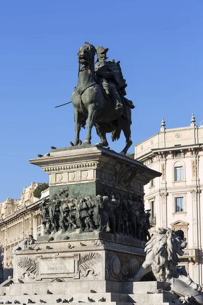 Pomnik Króla Wiktora Emmanuela Placu Katedralnym Piazza Del Duomo Mediolan — Zdjęcie stockowe