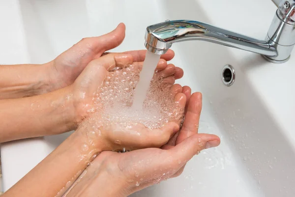 Kinder Volwassen Handen Nemen Water Dat Uit Mixer Palm Stroomt — Stockfoto