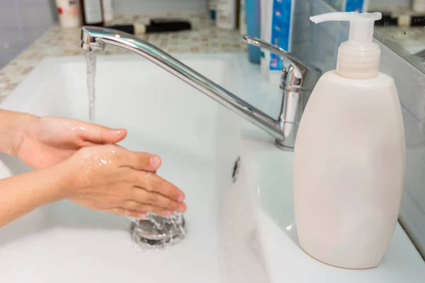 Çocuk Ellerini Musluğun Altında Yıkıyor Planda Bir Tüp Sıvı Sabun — Stok fotoğraf