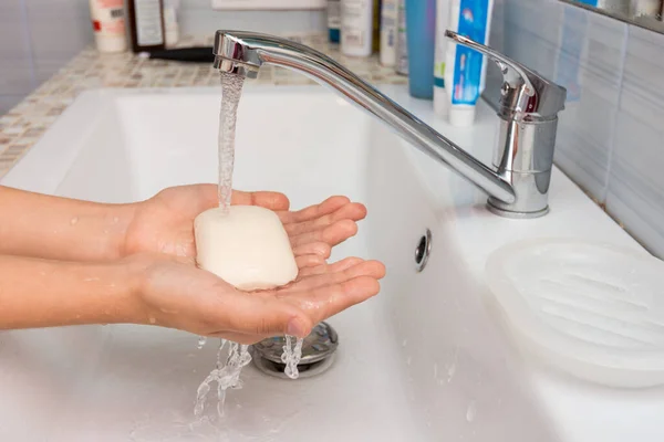 Enfant Tient Dans Ses Mains Savon Sur Lequel Coule Eau — Photo