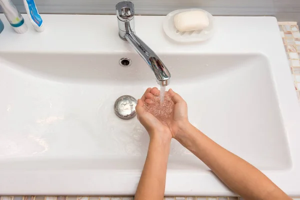 Het Kind Verzamelt Water Haar Handen Van Mixer Bovenaanzicht — Stockfoto