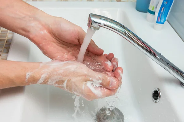 Een Man Wast Zijn Handen Van Dikke Peulen — Stockfoto