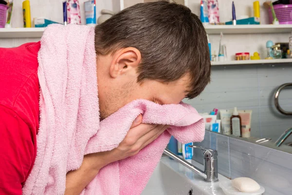 Homem Limpa Rosto Com Uma Toalha Casa Banho — Fotografia de Stock