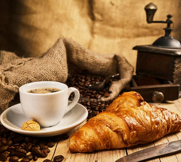 Baru Dipanggang Croissant Dengan Secangkir Kopi Dan Makaron Terhadap Latar — Stok Foto