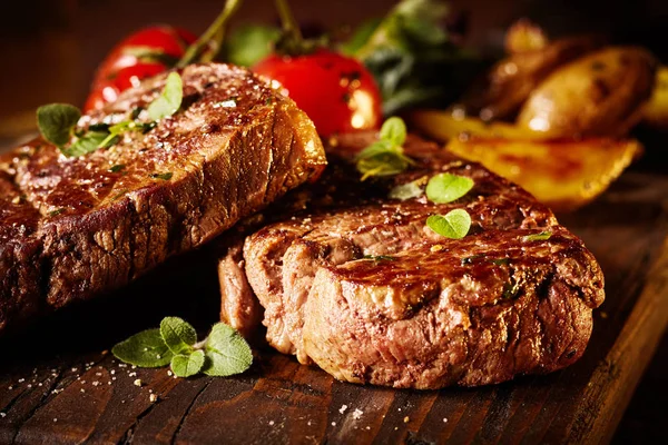 Close Raro Medalhão Suculento Assado Filé Carne Temperada Com Sal — Fotografia de Stock