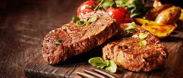 Bandeira Panorâmica Com Medalhões Suculentos Bife Filé Carne Temperado Decorado — Fotografia de Stock