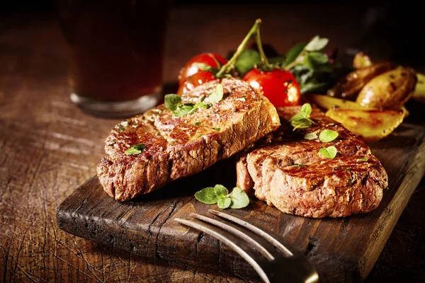 Medallas Filetes Ternera Tostadas Parrilla Servidas Una Antigua Tabla Madera —  Fotos de Stock