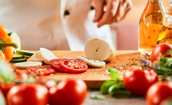 Chef Preparando Una Ensalada Caprese Rociando Tomate Cortado Queso Mozzarella — Foto de Stock