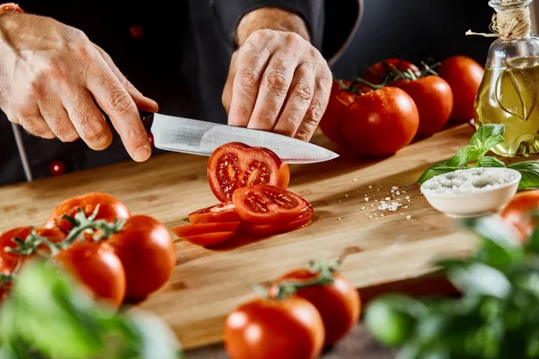 Chef Cortando Tomate Fresco Para Una Ensalada Utilizando Cuchillo Grande — Foto de Stock