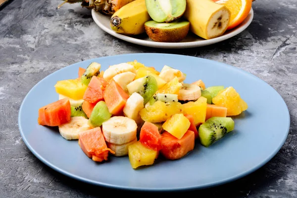 生鲜水果沙拉 放在灰石桌上 准备健康的春天水果沙拉 — 图库照片
