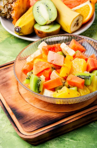 Frischer Obstsalat Auf Grauem Steintisch Zubereitung Eines Gesunden Frühlingssalats — Stockfoto