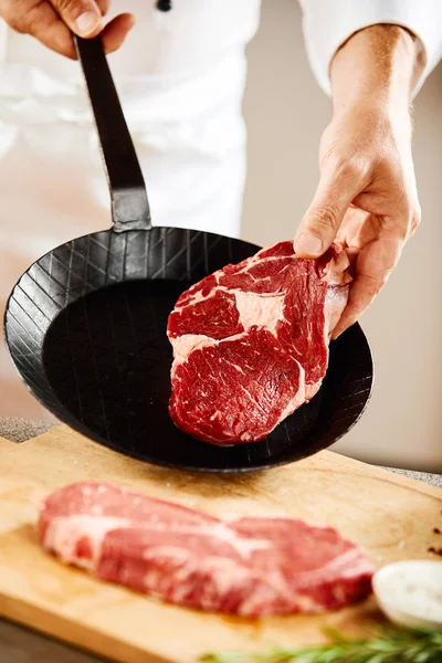 Chef Sosteniendo Una Losa Carne Fresca Cruda Con Grasa Mármol — Foto de Stock