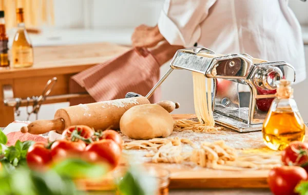 Chef Trabajando Una Cocina Preparando Pasta Casera Pasando Masa Cruda — Foto de Stock