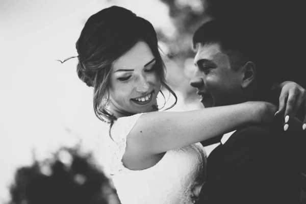 Brautpaar Umarmt Und Küsst Sich Auf Naturpark Hintergrund — Stockfoto