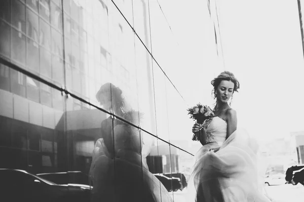 Bride Bouquet Backround Mirror Buildings — Stock Photo, Image