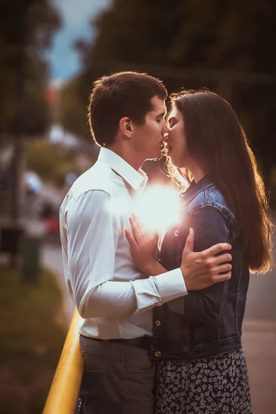 ウォーターフロントの美しい若いカップル — ストック写真