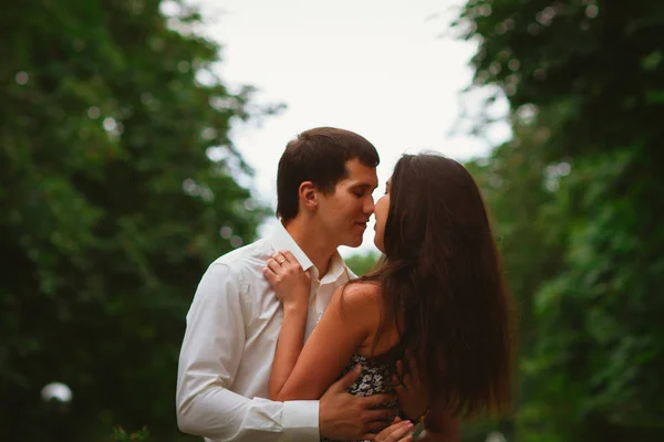 Belo Jovem Casal Fundo Natureza — Fotografia de Stock