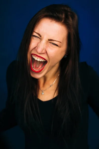 Chica Llanto Emocional Sobre Fondo Oscuro —  Fotos de Stock