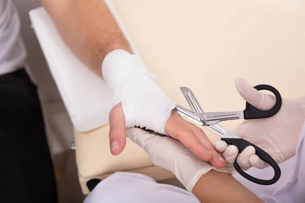 Close Médico Bandagem Mão Paciente Masculino — Fotografia de Stock