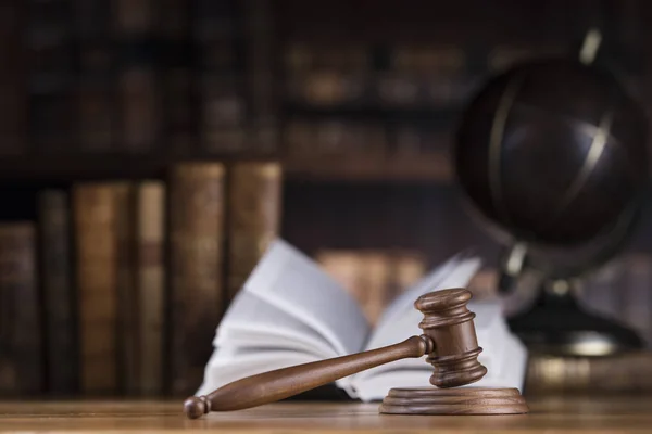 グローブ 法律のテーマ 裁判官のマレット 木製の砂利 — ストック写真