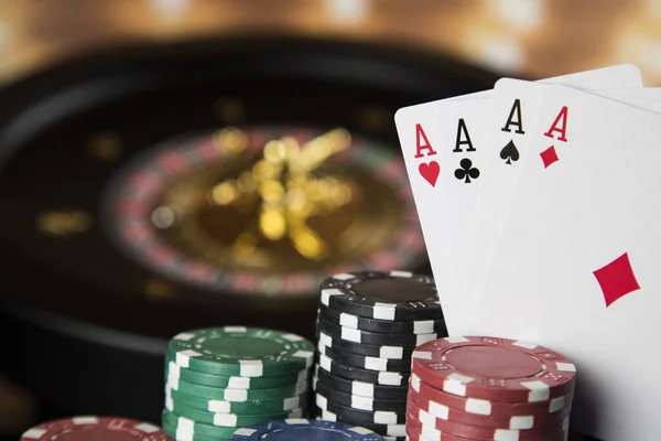 ゲーム テーブル ルーレット ポーカー用のチップ — ストック写真