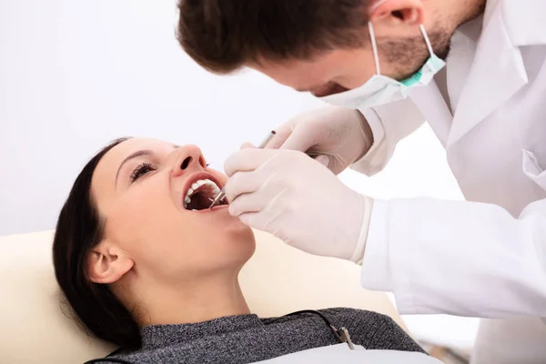 Close Dentista Examinando Dentes Jovem Clínica — Fotografia de Stock