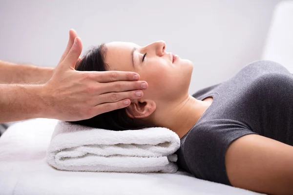 Close Terapeuta Mão Dando Reiki Cura Tratamento Para Mulher Spa — Fotografia de Stock