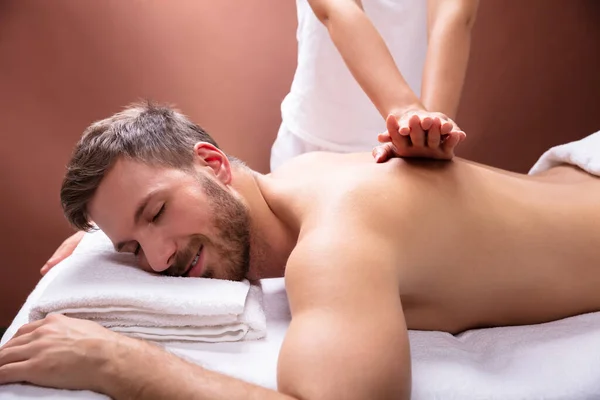 Close Van Therapeut Hand Massage Teruggeven Aan Jonge Man Spa — Stockfoto