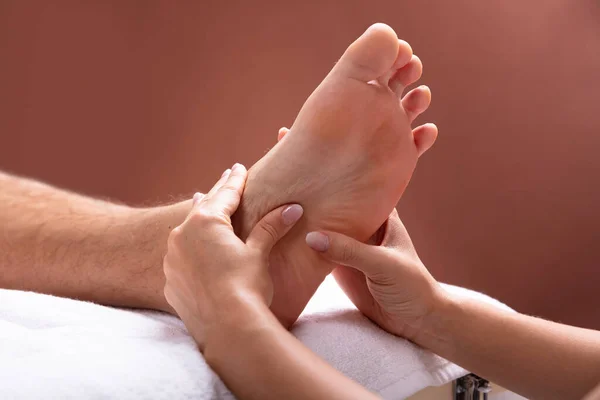 Close Terapeuta Mão Dando Massagem Aos Pés Para Homem — Fotografia de Stock
