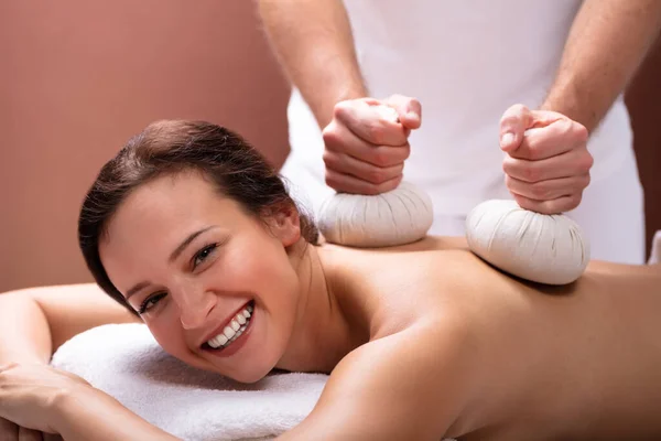 Van Therapeut Hand Massage Met Kruiden Compress Ballen Geven Ontspannen — Stockfoto