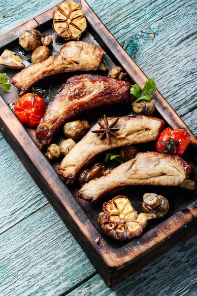 Grilled Ribs Vintage Wooden Cutting Board Summer Bbq — Stock Photo, Image