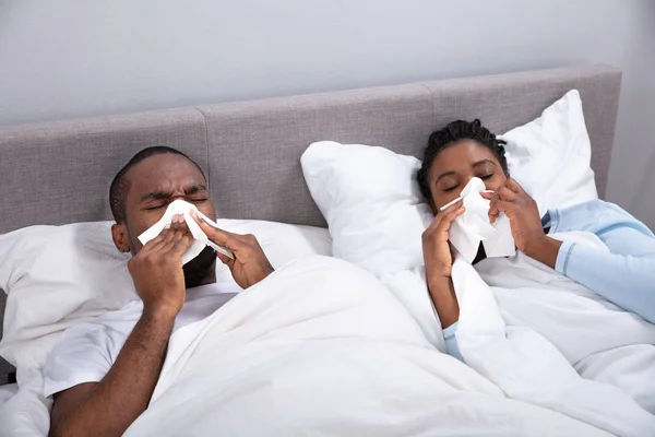 Doente Africano Jovem Casal Deitado Cama Soprando Seu Nariz Quarto — Fotografia de Stock