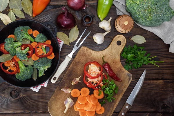 Trozos Frescos Zanahorias Brócoli Pimiento Rojo Una Tabla Cocina Madera — Foto de Stock