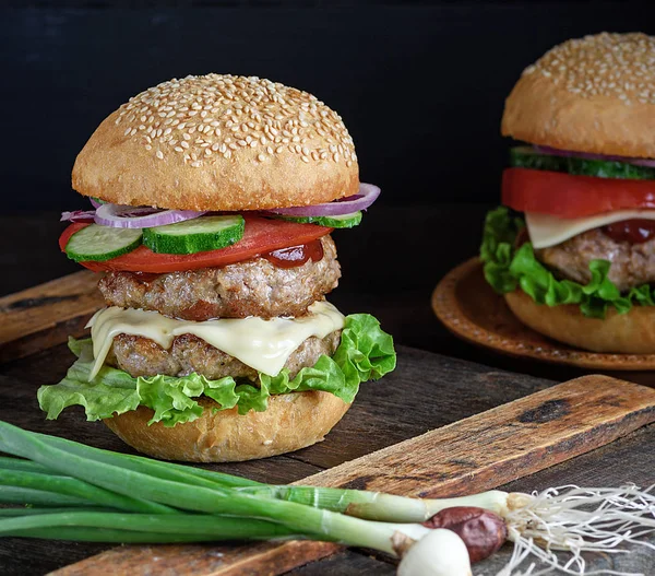 Burger Dvěma Smažené Řízečky Sýrem Zeleninou Bulce Kulatý Pšeničné Mouky — Stock fotografie