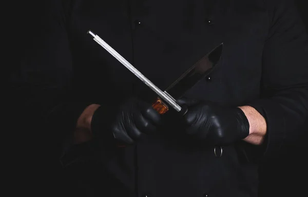 烹饪在黑色乳胶手套削尖一把刀 复古调理 — 图库照片