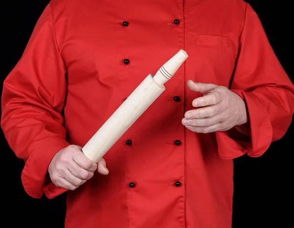 木製麺棒 黒の背景を保持している赤いユニフォームで調理します — ストック写真