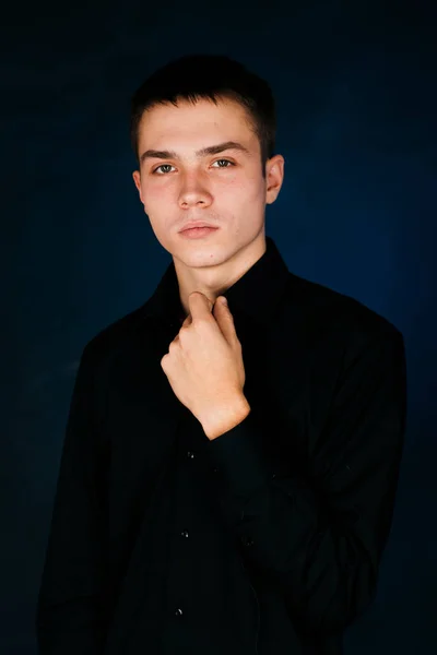 Siyah Gömlekli Yakışıklı Bir Gencin Portresi — Stok fotoğraf