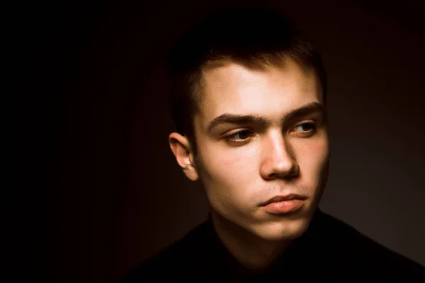 Retrato Joven Guapo Con Una Camisa Negra —  Fotos de Stock