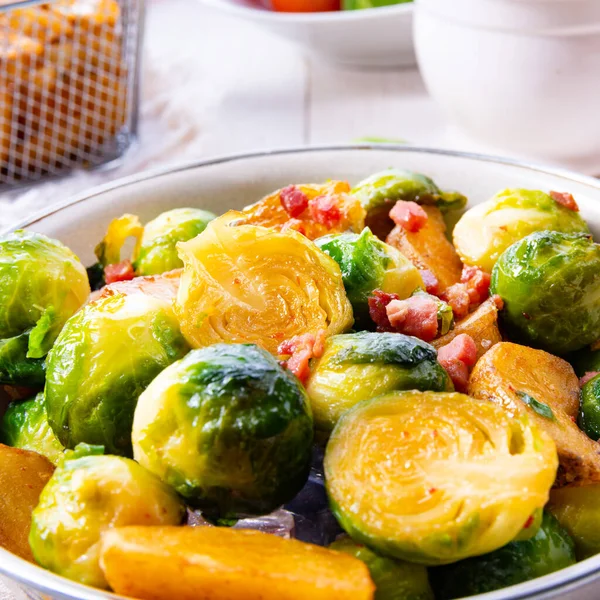 Rostade Brysselkål Med Honung Och Sesam Från Ugnen — Stockfoto